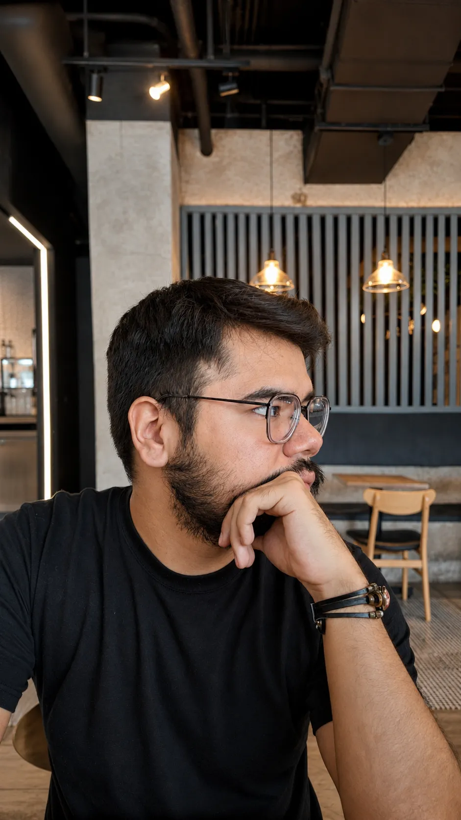 Víctor M. González F. — sobremesa con café